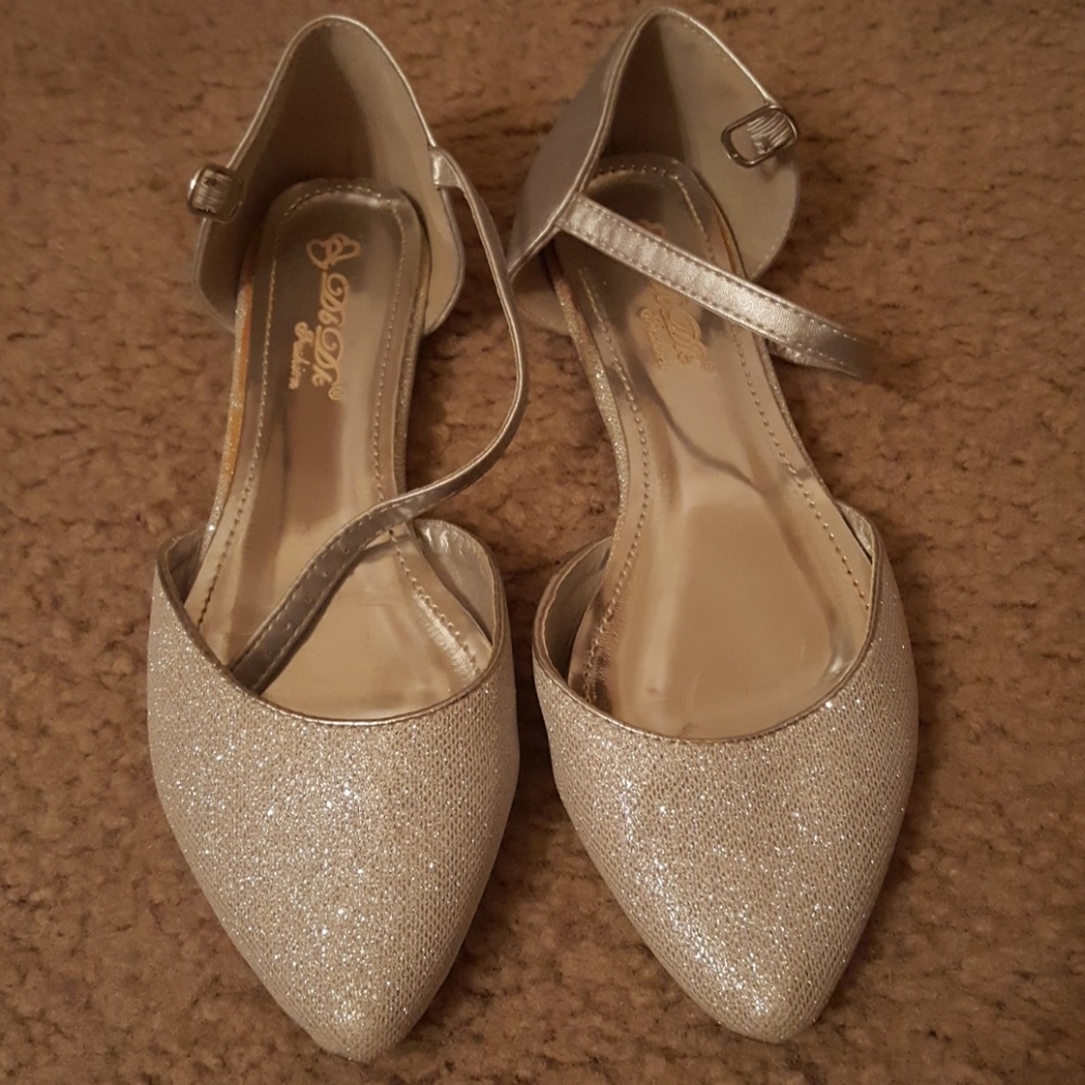 Extremely sparkly silver flats